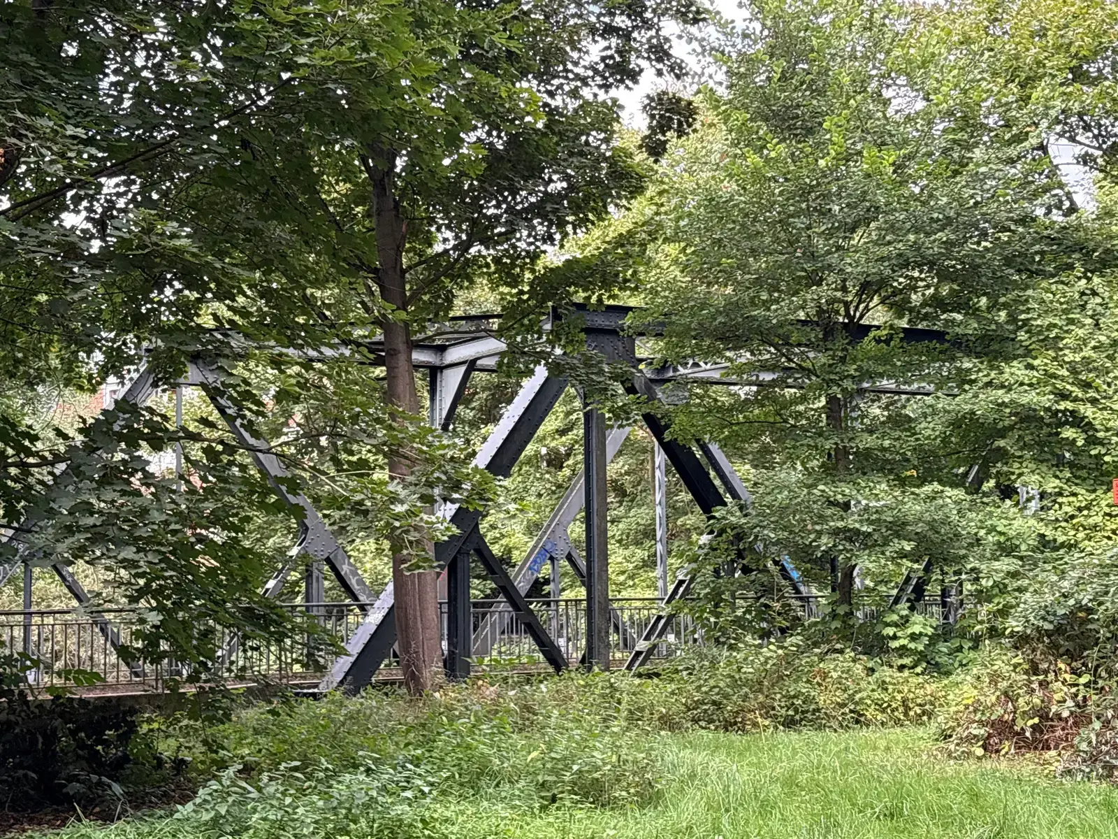 Die Einsiedlerbrücke ist eine denkmalgeschützte ehemalige Eisenbahnbrücke